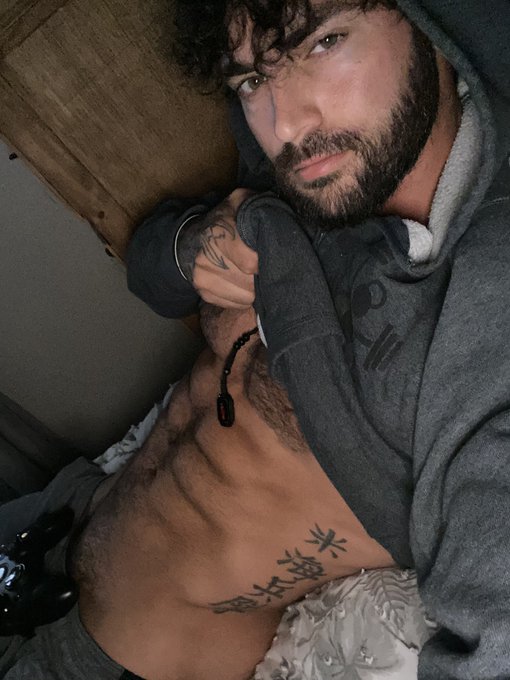 Who&rsquo;s tryin lay their head here while I play Xbox😈 https://t.co/K1LrSwOfqM<a href="/tag/humpday"class="tags"><span>#humpday</span></a>