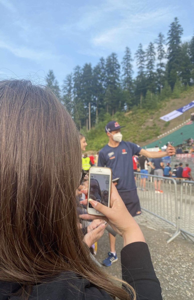 amelczi00's tweet photo. nie odepne tego dopóki nie będę miała kolejnego zdjęcia z andreasem🥳🤍#teamwellinger #skijumpingfamily https://t.co/YyeZMN9lPk