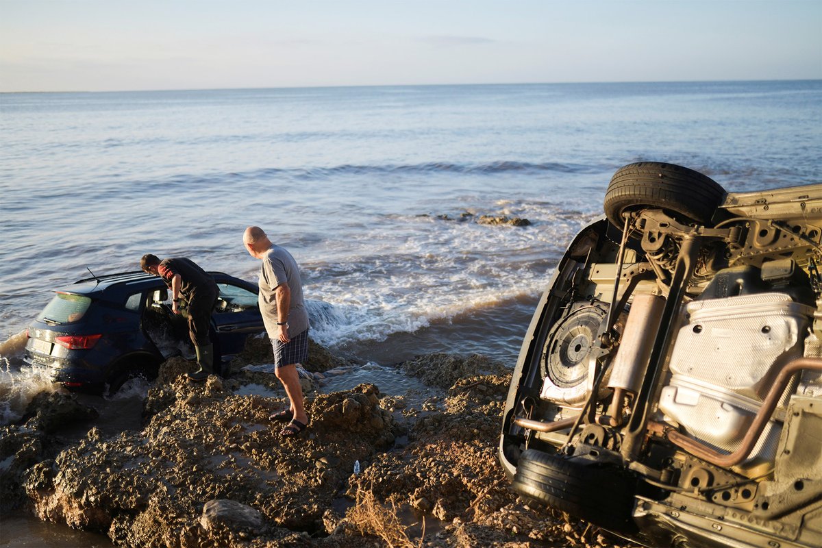 На Испанию обрушились ливни.

Кое-где поток воды был таким сильным, что смывал машины на берег моря. Например, в городе Альканар за 14 часов выпало 215 л воды на 1 кв. м. По предварительным данным, никто не погиб.

Больше фото — в галерее «Газеты.Ru»:
gazeta.ru/social/photo/s…