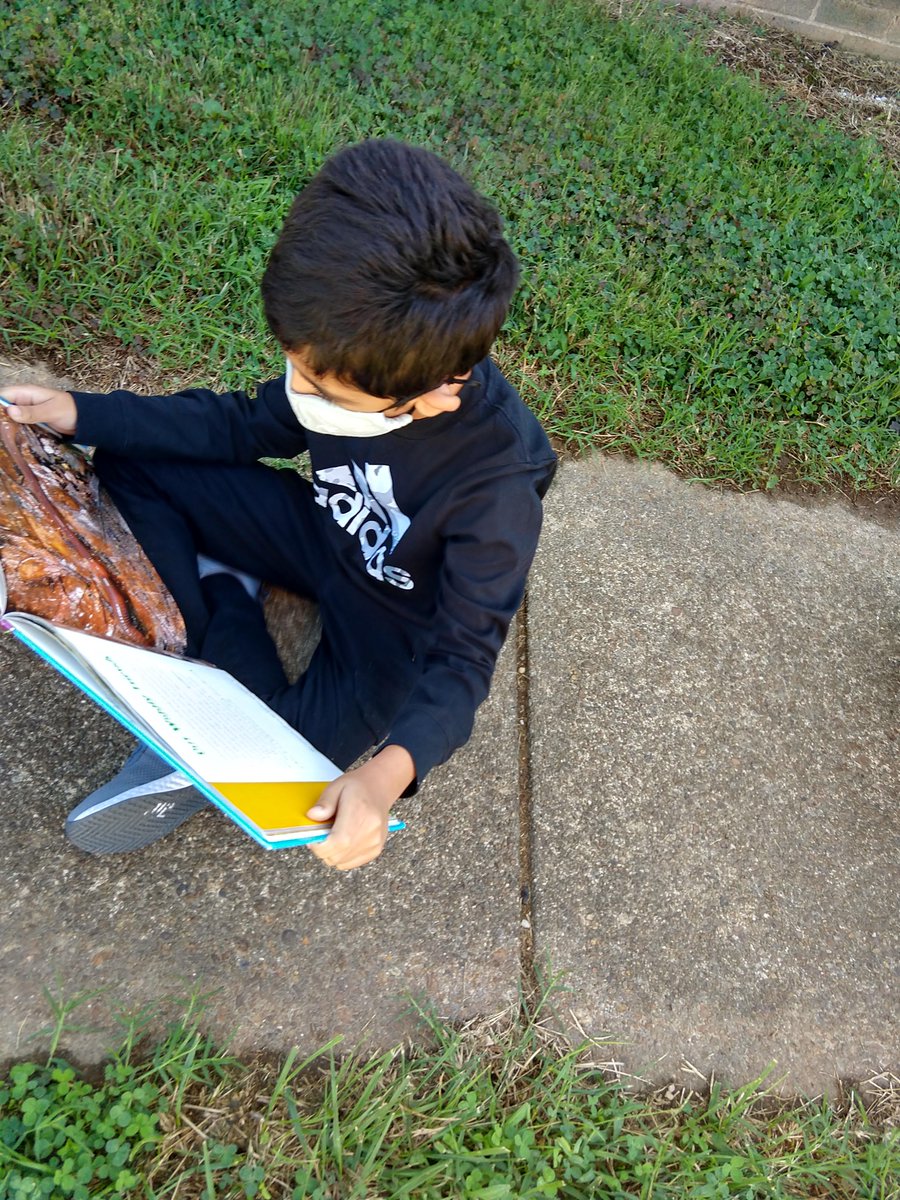 MccarterMs's tweet photo. The weather was PERFECT for some outdoor reading time today. #chdreambuilders https://t.co/AjiN1PEr3x