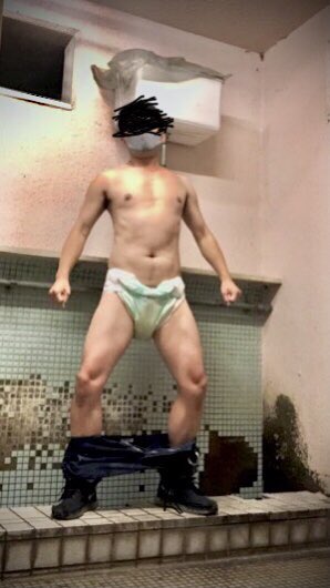 slaveomom's tweet photo. 汚ねえ古い公衆便所で、
タプタプおもらししたオムツになって
小便器の前で変態。
浣腸も入れていたので、ケツの周りも汚れた醜態。
誰か来たら隠���ようが無い、興奮。 https://t.co/sYNVCJe3Fe