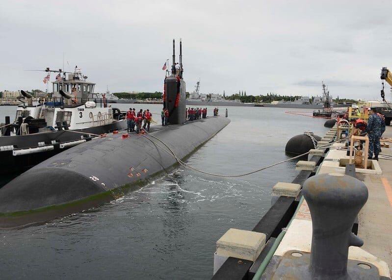 Throwback Thursday (2014): USS Jefferson City (SSN 759) prepares to moor pierside at Joint Base Pearl Harbor-Hickam for a scheduled 22-month engineered overhaul maintenance period at Pearl Harbor Naval Shipyard in 2014.  

#TBT #PacificSubs #Submarines #USSJeffersonCity