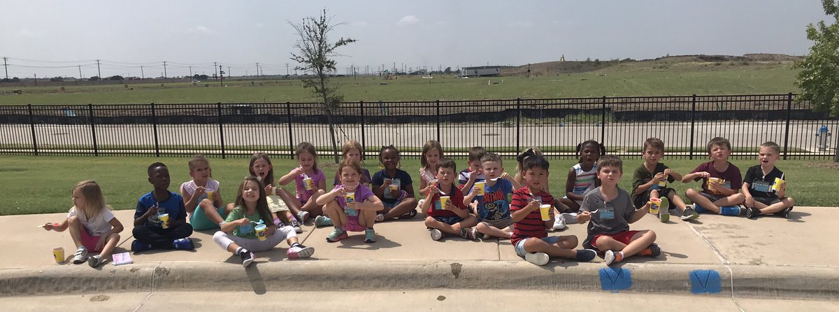 edugator94's tweet photo. Thank you @boyer_pto for the sweet treat! π₯ΆβοΈπ§The Hippos π¦ loved celebrating having the highest grade level membership! #joinpto #bestofBoyer @Boyer_Elem_PISD https://t.co/WhUVlm1G4v