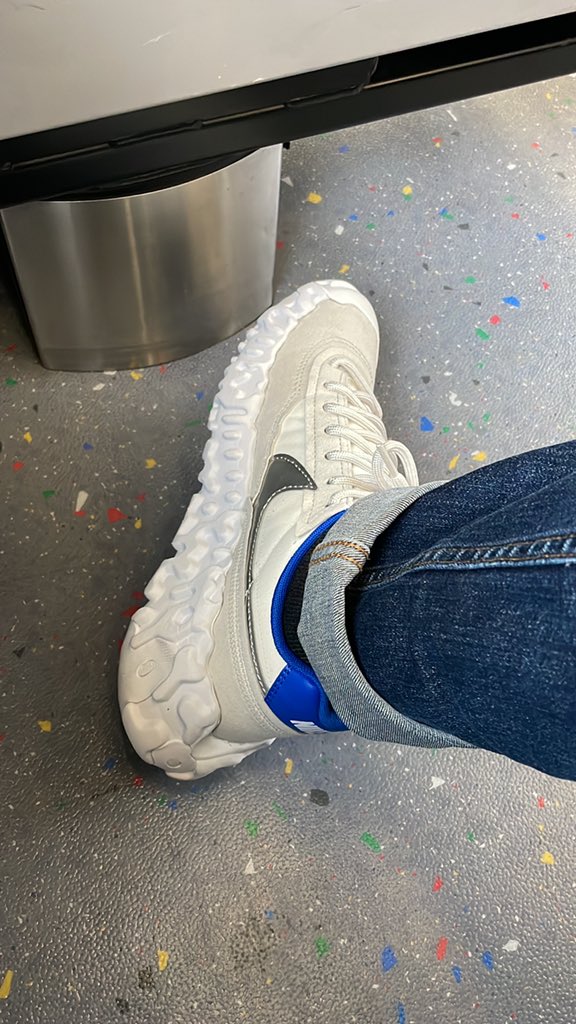 graphicas's tweet photo. 雨やのに我慢できずに履いちゃうおじさん👟
#オーバーブレイク
#ナイキ
#nike
#overbreak
#おじさん https://t.co/DjOyeVFK1V