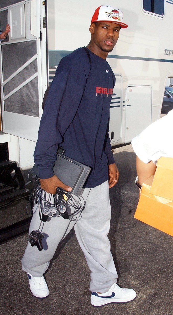 RT @nostalgiaooc: Lebron James With His PlayStation 2 (2003) https://t.co/uGsA0UMeqh