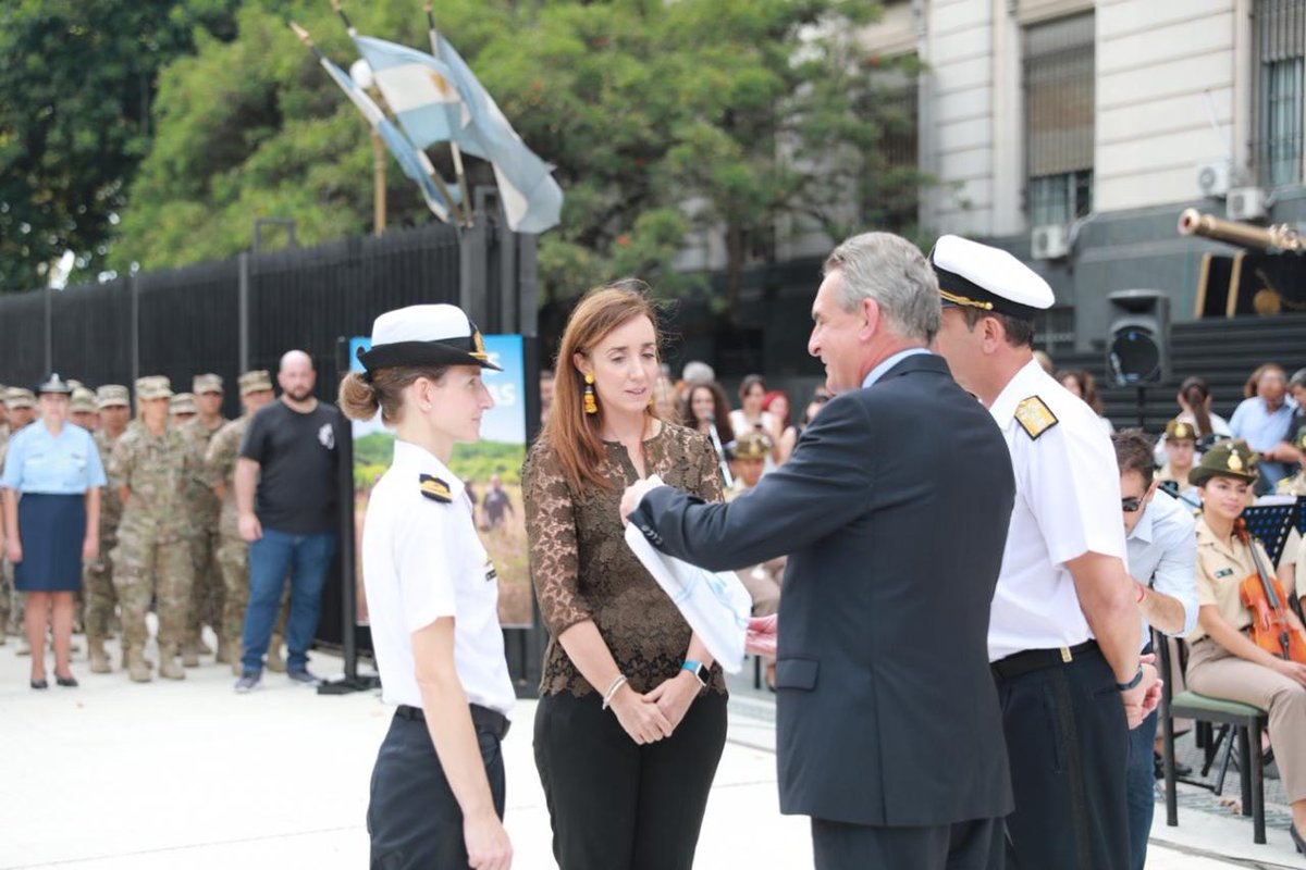 Los sororos de la izquierda q viven colgados de nosotras, usan 1 foto para difamarme donde estoy en el Día de la Mujer, en representación de la familia de la mujer + brillante de la Armada, la submarinista Tte de Navío Eliana Krawczyk, ejemplo de mujer empoderada. Son o se hacen?