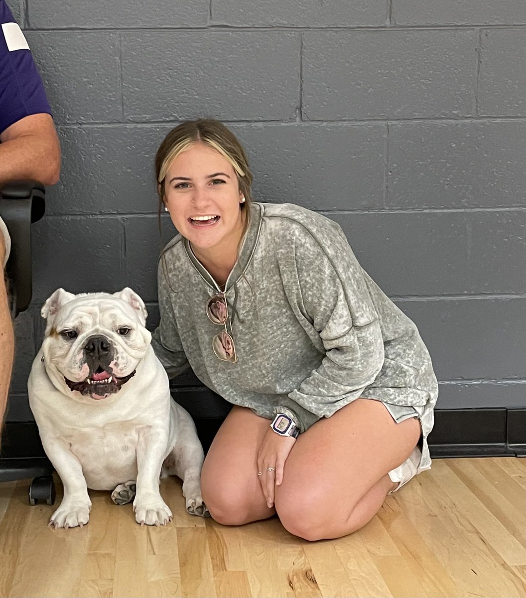 TheSmyrnaMascot's tweet image. Hanging with my good friend  Oakley!💜 #shsalumnus #Classof2019 #onlyoneshs  🏐🏐🏐