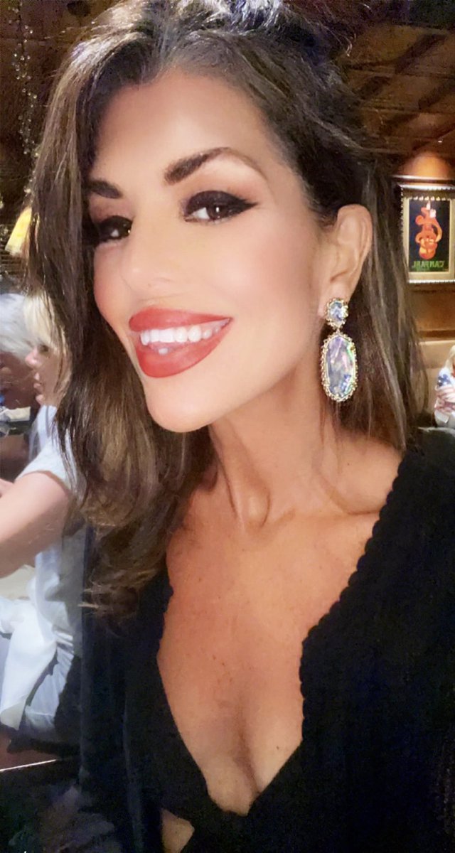 mishaleela's tweet image. Dinner with friends &amp;amp; getting out &amp;amp; about after a bad injury to my foot.. eating at my favorite Italian restaurant here in Toledo.. #stylelicious #KendraScott #Accessories #glam #foodie #ThursdaynightVibes #italiangirl #ItalianCuisine #food #NightOut #GirlsNight