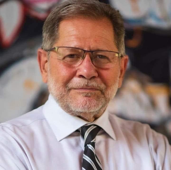 Muy triste la pérdida de un periodista y un ser humano espectacular. Un ejemplo a emular. Dios lo tenga en la Gloria a Efrén Arroyo.