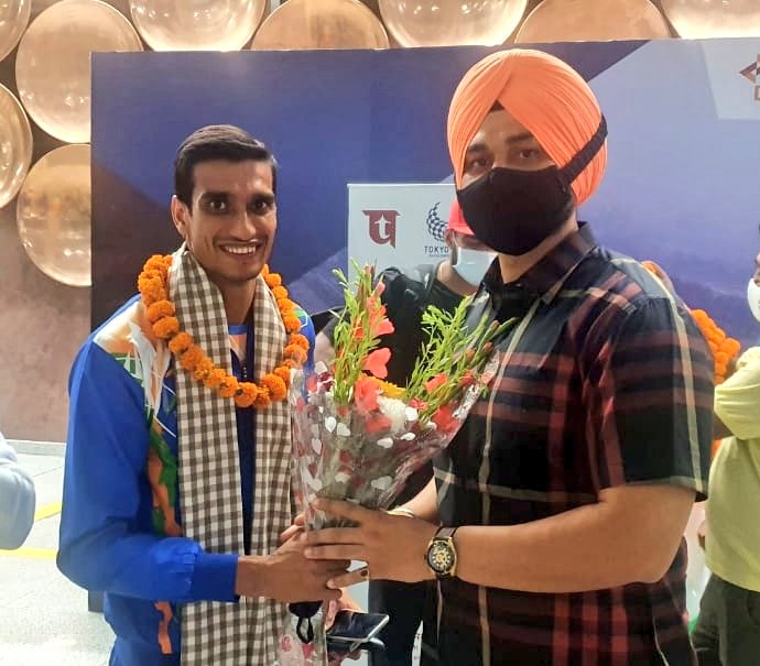 Welcome Home Champions ! 
#SumitAntil #yogeshkathuniya #DevendraJhajharia #SharadKumar
@flickersingh @DevJhajharia 
@sharad_kumar01