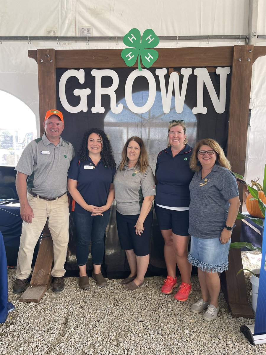 vealt's tweet image. And surrounded by great colleagues! Farm Progress Fun!