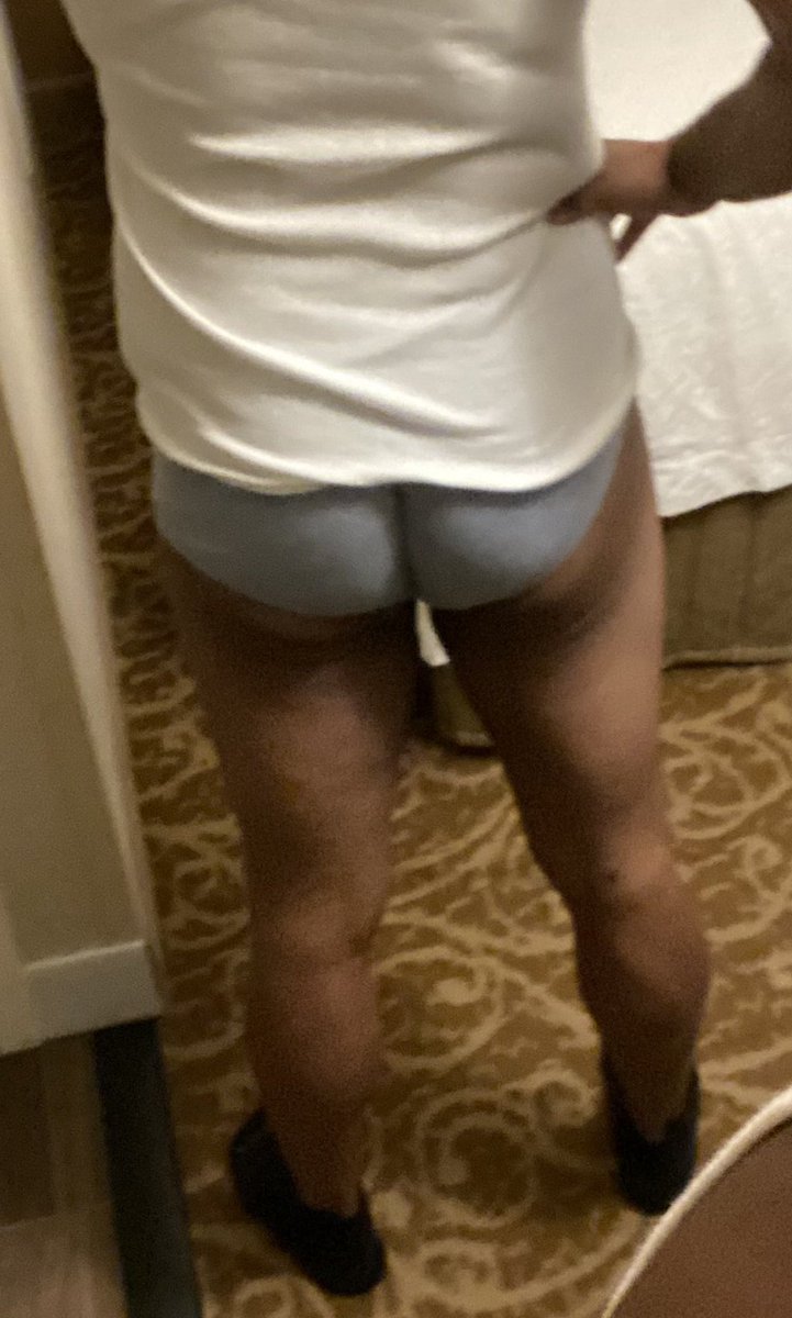 TyrelJ3's tweet photo. My legs strong as shit! Oh yes little booties matter too! π€£π€£π€£ #FeltLikePosting https://t.co/nHgLuT7vAV