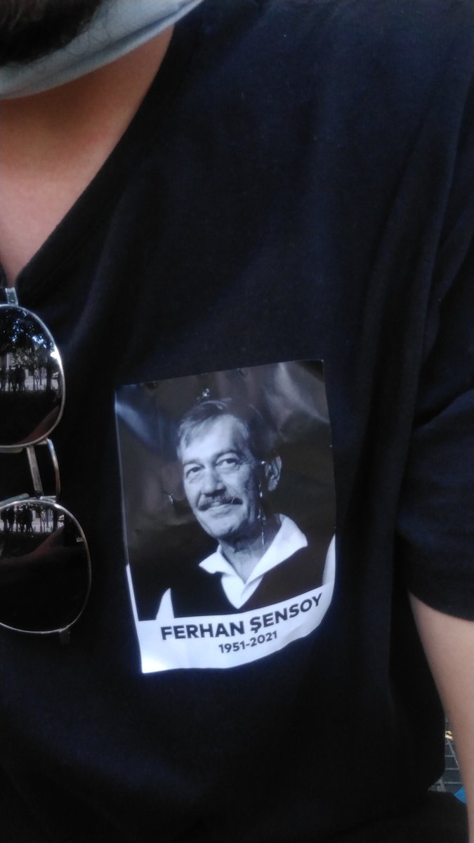 İstanbul'a aylardır yağmayan yağmur bu gece #FerhanSensoy için.

Güzel birisi ölünce hep yağmur yağar @ayvebal