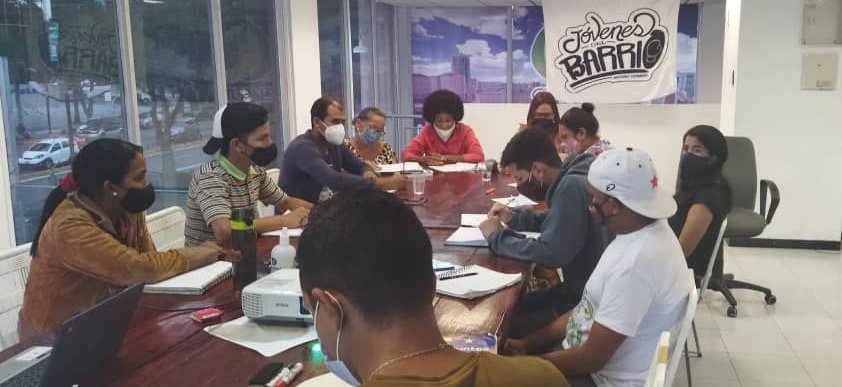 gabycomunas's tweet photo. Vocerxs de Comunas del mcpio. Sucre debatieron sobre la Ley del Parlamento Comunal. En la revisión de artículos hubo uno que generó mayor discusión y es el relacionado con el Sistema de Agregación para elegir a lxs parlamentarixs comunales. Nos corresponde elevar sus propuestas. https://t.co/8Q4MS90zxo