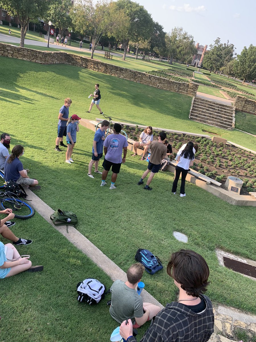 OUBeeClub's tweet image. We had a great time at our first meeting of the semester! Bee sure to join our slack for important news and updates. Link in bio 🐝 #bees #savethebees