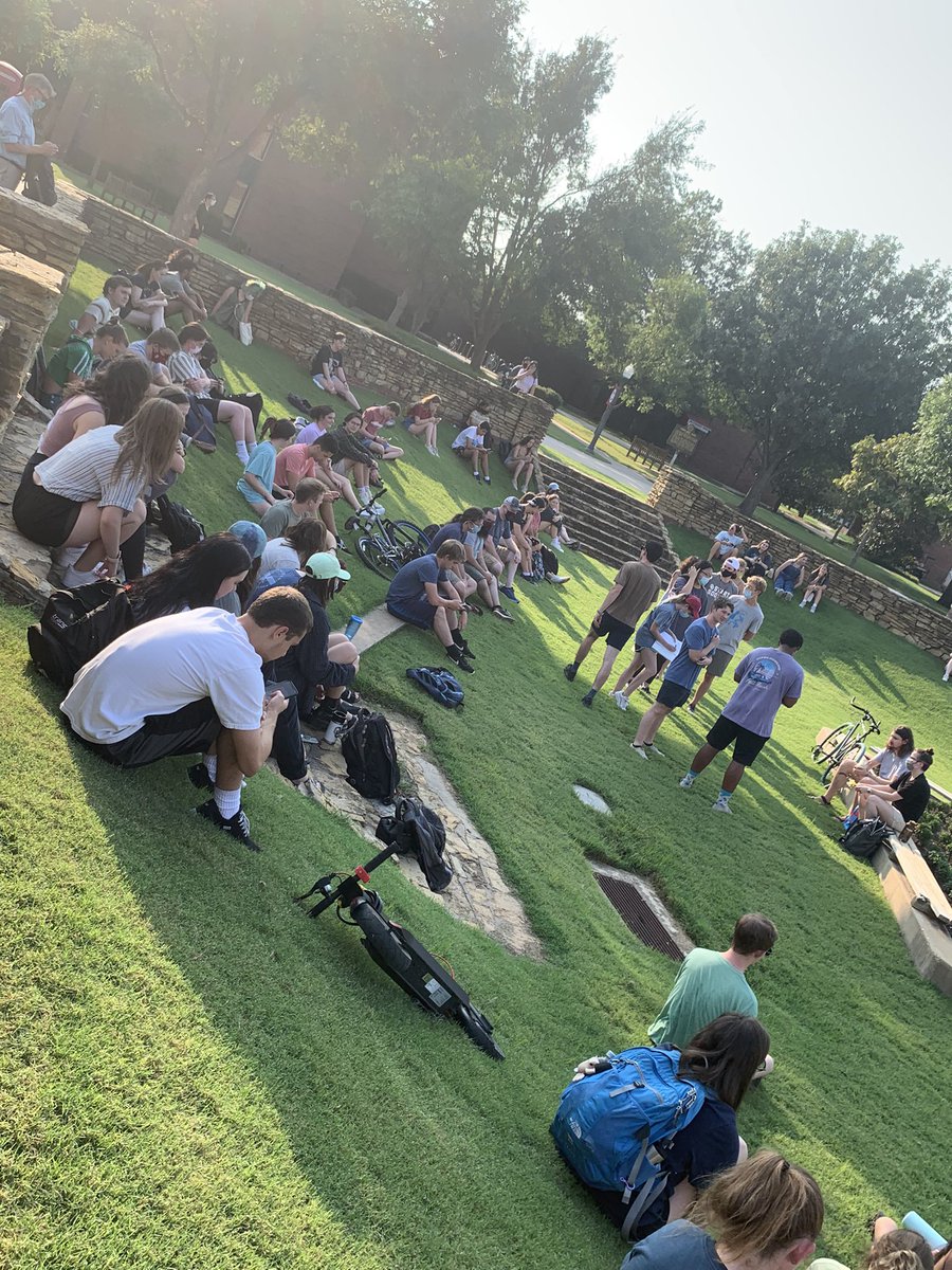 OUBeeClub's tweet image. We had a great time at our first meeting of the semester! Bee sure to join our slack for important news and updates. Link in bio 🐝 #bees #savethebees