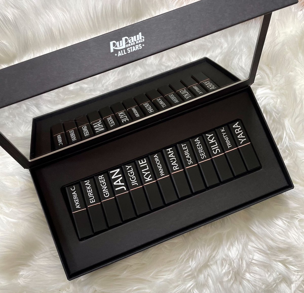 RuPaulsDragRace's tweet photo. Want an #AllStars6 Lipstick Box?! Enter now for your chance to win! #RuOClock 🌈💄

1️⃣ Make sure you're following us (@rupaulsdragrace)
2️⃣ RT this tweet 
3️⃣Tweet #AllStarGiveaway 

Good luck! 
(18+, US only) RULES: https://t.co/CI69NILkPP https://t.co/et6pk6hgAU