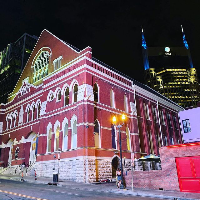 She's just as pretty in the moonlight 🌔 💒