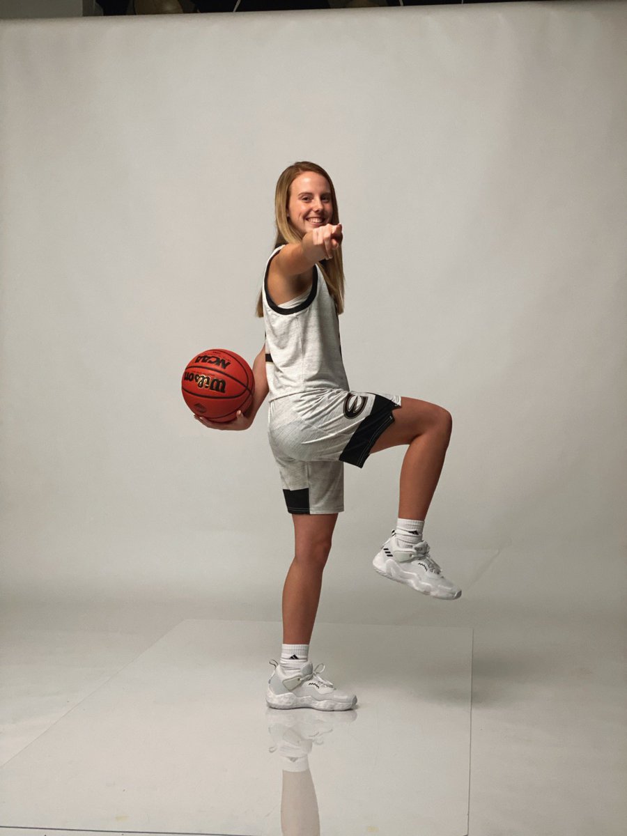 📸🏀 Photo Shoot Day! 

Here is a little sneak peek, new uniforms are clean!