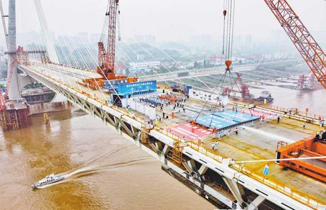 iChongqing_CIMC's tweet image. The last deck slab of Chongqing Baijusi #YangtzeRiver #Bridge, the road-rail cable-stayed bridge with the world&apos;s longest span, was successfully hoisted, marking an important step towards the bridge&apos;s opening to traffic at the end of the year.#infrastruc

ichongqing.info/2021/09/03/roa…