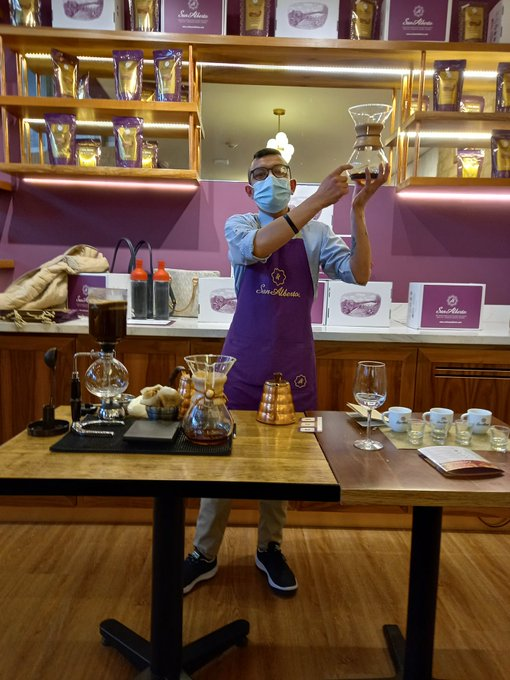 FoodandTravelMX's tweet photo. Recomendamos realizar la cata llamada «Bautizo Cafetero» en @CafeSanAlberto, el más premiado del país. Dato: Por ley colombiana todo el café que cultivan debe ser arábica y el de exportación debe ser de primera calidad. @VivaAerobus @IDTBogota https://t.co/THMIKPJOg9
