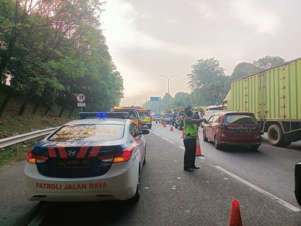 TMCPoldaMetro's tweet photo. 08.21 Terjadi kecelakaan beruntun yang melibatkan :
1.Mobil Derek
2.Bus Lantra Jaya BG 7150 E
3.B 9353 SYN Truck Tronton
di ruas Tol Jor KM.35.200 arah Cikunir, Sedang dalam penanganan petugas Polri, Situasi arus lalu lintas terpantau padat https://t.co/QIclqxErKH
