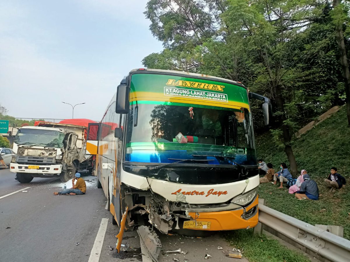 TMCPoldaMetro's tweet photo. 08.21 Terjadi kecelakaan beruntun yang melibatkan :
1.Mobil Derek
2.Bus Lantra Jaya BG 7150 E
3.B 9353 SYN Truck Tronton
di ruas Tol Jor KM.35.200 arah Cikunir, Sedang dalam penanganan petugas Polri, Situasi arus lalu lintas terpantau padat https://t.co/QIclqxErKH