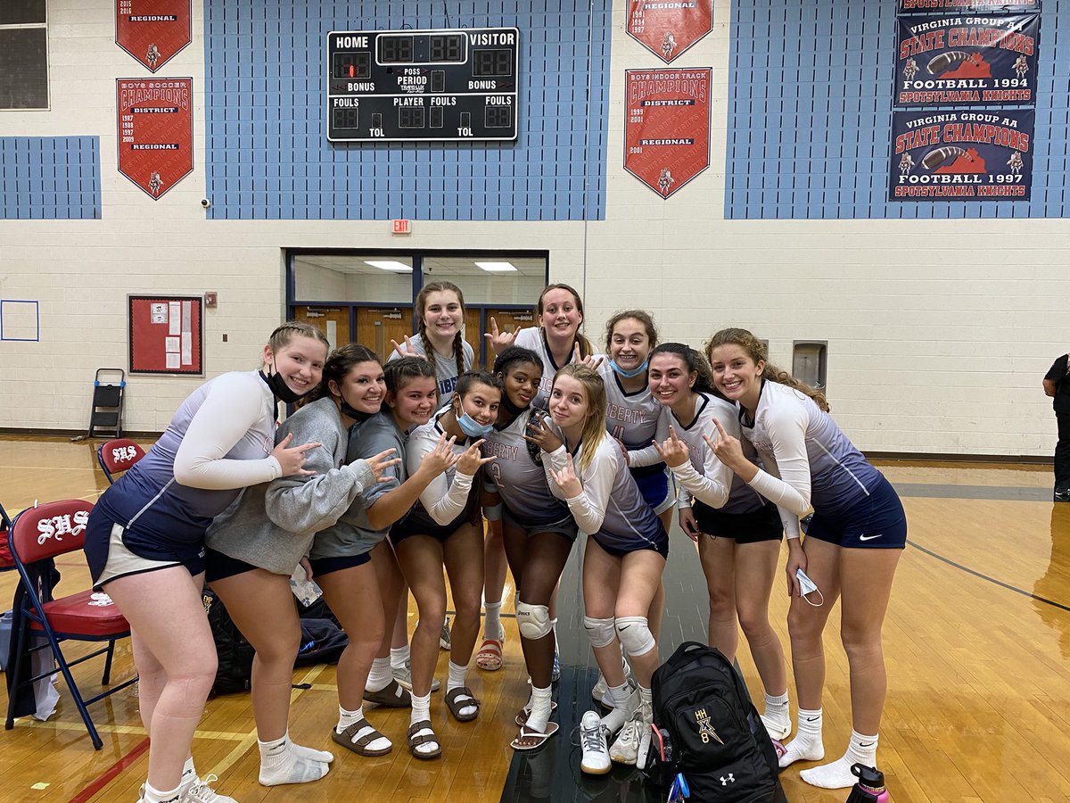 LHSVolleyball4's tweet photo. New uniforms tonight! Bringing in the win!! https://t.co/l1nycbFcKk