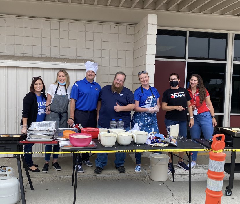 teachwithbonk's tweet photo. Today we made pancakes. For the whole school π It was fantastic. Sharing food together to build our community β€οΈ Side note, I felt a bit sad when I had to leave my play job for my real job π #ylms #weekofwow #pylusd https://t.co/4BPfd5UND1