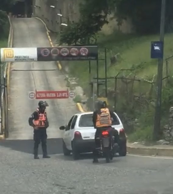 AvisVerde's tweet image. @PoliBaruta @darwingonzalezp  Vecinos del municipio Baruta han hecho reiteradas denuncias sobre dos parejas de funcionarios motorizados de la PNB, que circulan por el municipio y tienen azotada a la ciudadanía, deteniendo vehículos para extorsionar/robarles dinero. Urge acción !!