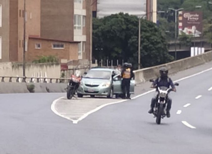 AvisVerde's tweet image. @PoliBaruta @darwingonzalezp  Vecinos del municipio Baruta han hecho reiteradas denuncias sobre dos parejas de funcionarios motorizados de la PNB, que circulan por el municipio y tienen azotada a la ciudadanía, deteniendo vehículos para extorsionar/robarles dinero. Urge acción !!