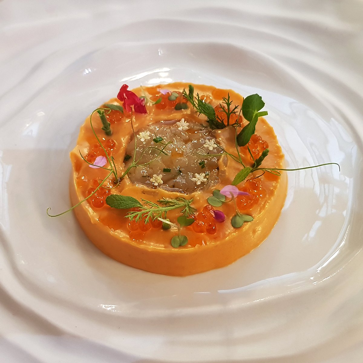 ¿Conoces <a href="/FondaEspanya/">Fonda España</a> en #Barcelona? A dos pasos de la Rambla, y bajo la dirección del gran <a href="/Berasategui/">Martín Berasategui</a>, elabora una cocina de base tradicional con acertadas actualizaciones...  Salmorejo emulsionado con tartar de vieras y brotes frescos. #PlatoMICHELIN #GuiaMICHELIN21