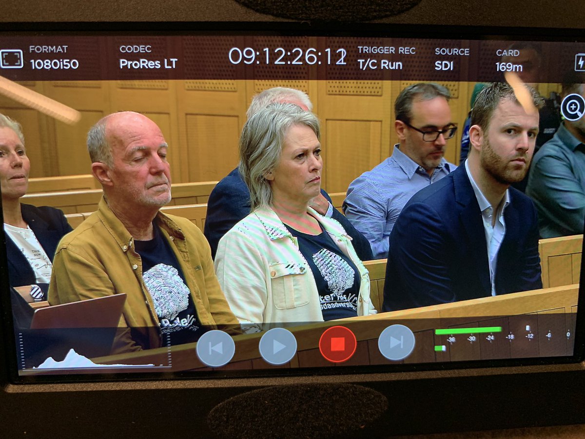 Nieuwe zitting in het hoger beroep van de zaak Nicky Verstappen. Opvallende aanwezige: Royce de Vries, de zoon van Peter R. de Vries. Hij zit naast de moeder van Nicky Verstappen, waar Peter R. de Vries normaal gesproken had gezeten. 

#JosB 
#Nicky #NickyVerstappen