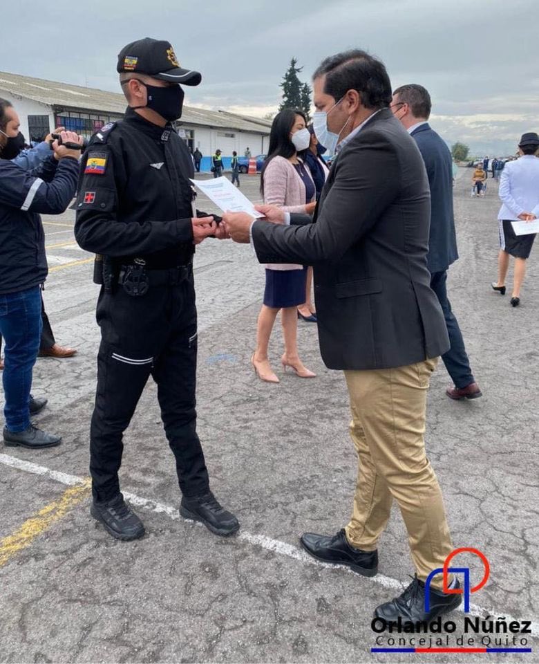 🔵🔴Construyendo el Quito que anhelamos.
En el minuto cívico <a href="/AMT_Quito/">AMTQuito</a> en el que se realiza un reconocimiento a esta institución y través de su Director <a href="/juanmaguirre1/">JUAN AGUIRRE</a> a los niños que fueron parte del programa “El paso y la cebra” como aporte de #educaciónvial 
#orlandonuñez