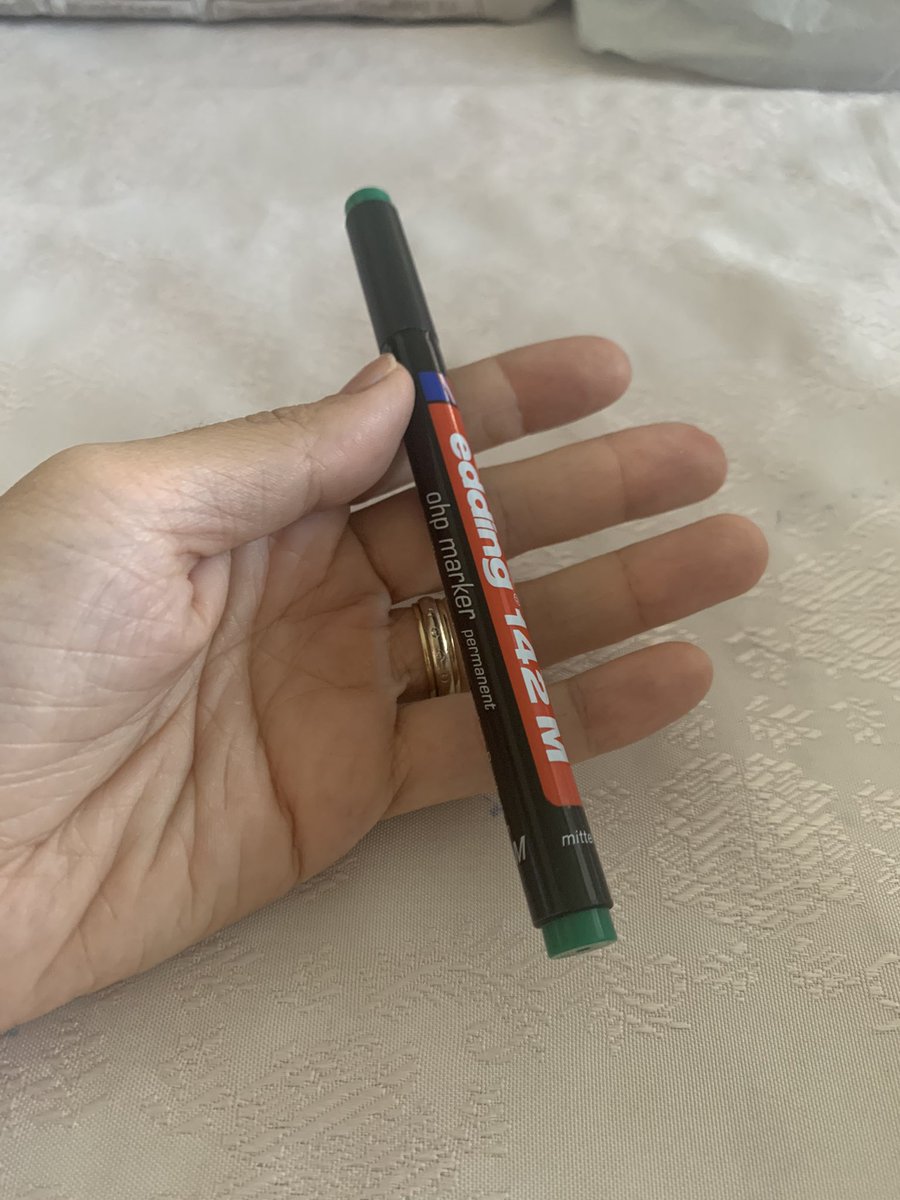 nurskr's tweet photo. Bu çıkmayan kalemle her üç çocuğumun da adını onlarca kaleme, deftere, kitaba yazdım. Çocuklarınıza hiç bilinmeyen isimler koyun ki sınıfta aynı isimli biri olduğu için soyadınızı da yazmak zorunda kalmayın. Ve tek isimden şaşmayın. Benim üçü de iki isimli 👌🏻👏🏻👏🏻👻😅 #tipsformoms https://t.co/fMiSJjLxYo