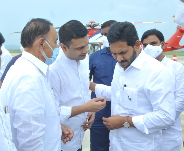 DrSuhailAhmed_'s tweet photo. 2.09.2021 Met @AndhraPradeshCM Shri @ysjagan sir at #kadapa airport on his visit to idupulapaya, on the occasion of 12 years of demise of his late father #DrYSR, a visionary &amp; people’s leader. https://t.co/s8xTGxxcyo