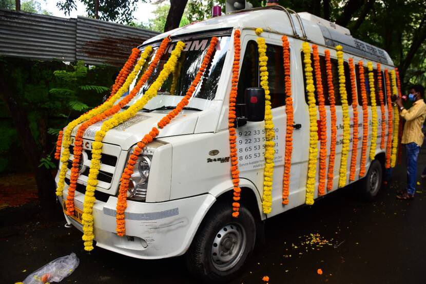 _whatsinthenews's tweet image. #SidharthShuklaDeath: Ambulance Ready For Late Actor’s Last Journey To Home Ahead Of Funeral #sidharthshukla #ripsidharthshukla