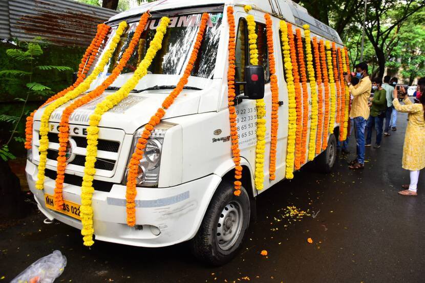 _whatsinthenews's tweet image. #SidharthShuklaDeath: Ambulance Ready For Late Actor’s Last Journey To Home Ahead Of Funeral #sidharthshukla #ripsidharthshukla
