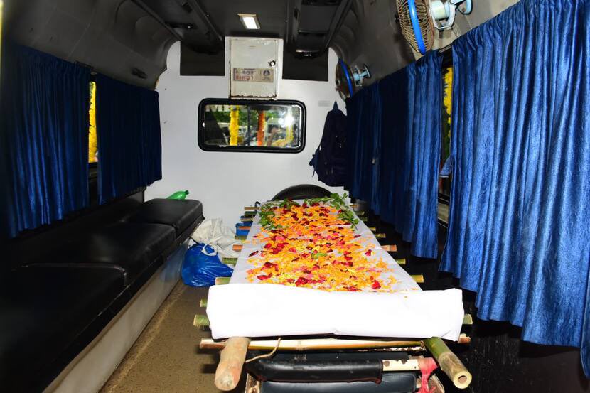 _whatsinthenews's tweet image. #SidharthShuklaDeath: Ambulance Ready For Late Actor’s Last Journey To Home Ahead Of Funeral #sidharthshukla #ripsidharthshukla