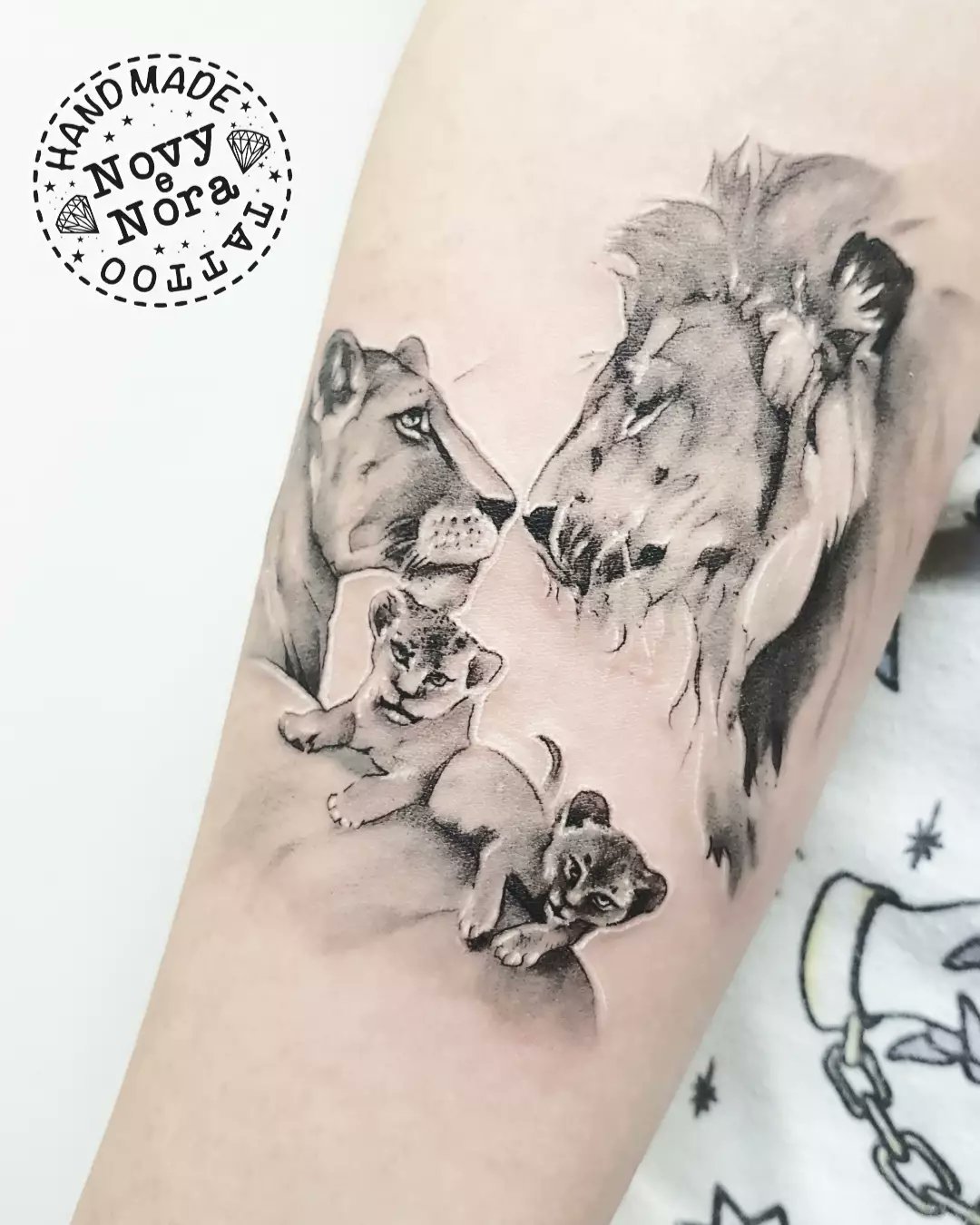 Novytattoo Handmade on X: "Lion family 🖤🦁 #watercolors #lionfamily  #watercolourtattoo #familytattoo #lions #lioness #tattoo #family  #sketchtattoo #handmadetattoostudio #carpi #ink #art #tattooedgirl  #inkedgirl #🦁 https://t.co/DhFNufQbXm" / X