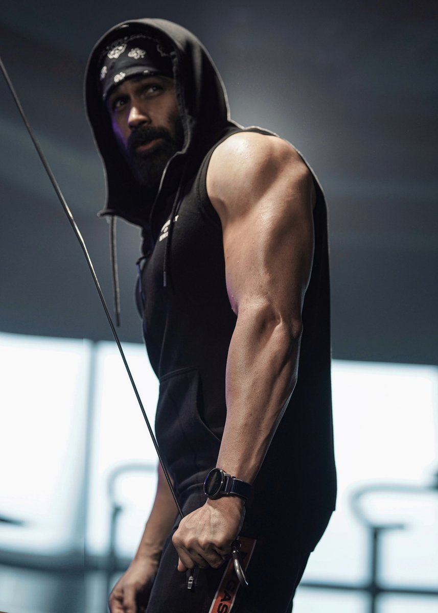 emraanhashmi's tweet photo. Friday Flex !! #gym #gymmotivation #tricepsworkout https://t.co/b7Jt3LLEK4