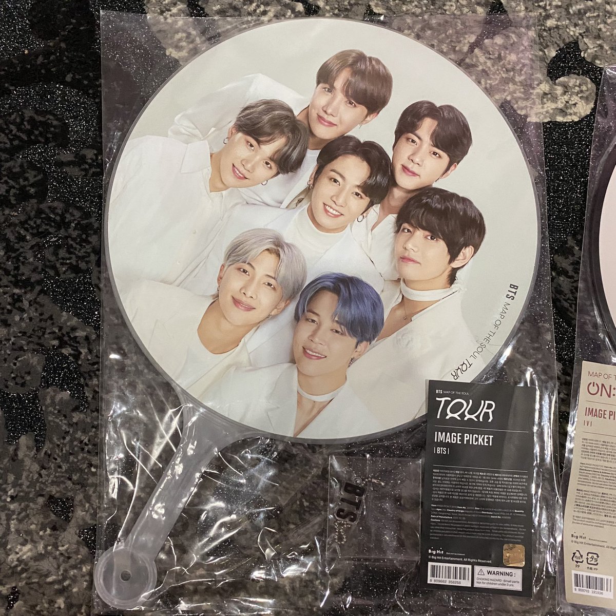 loveskthyg's tweet photo. [ HELP RT / WTS ] BTS/TAEHYUNG OFFICIAL IMAGE PICKET

RM48 each exclude postage
comes with original plastic
still can nego if buy more than 1
hmu if you’re interested  
Please help me clear this <33

#pasarBTS https://t.co/CjnESdqmHO