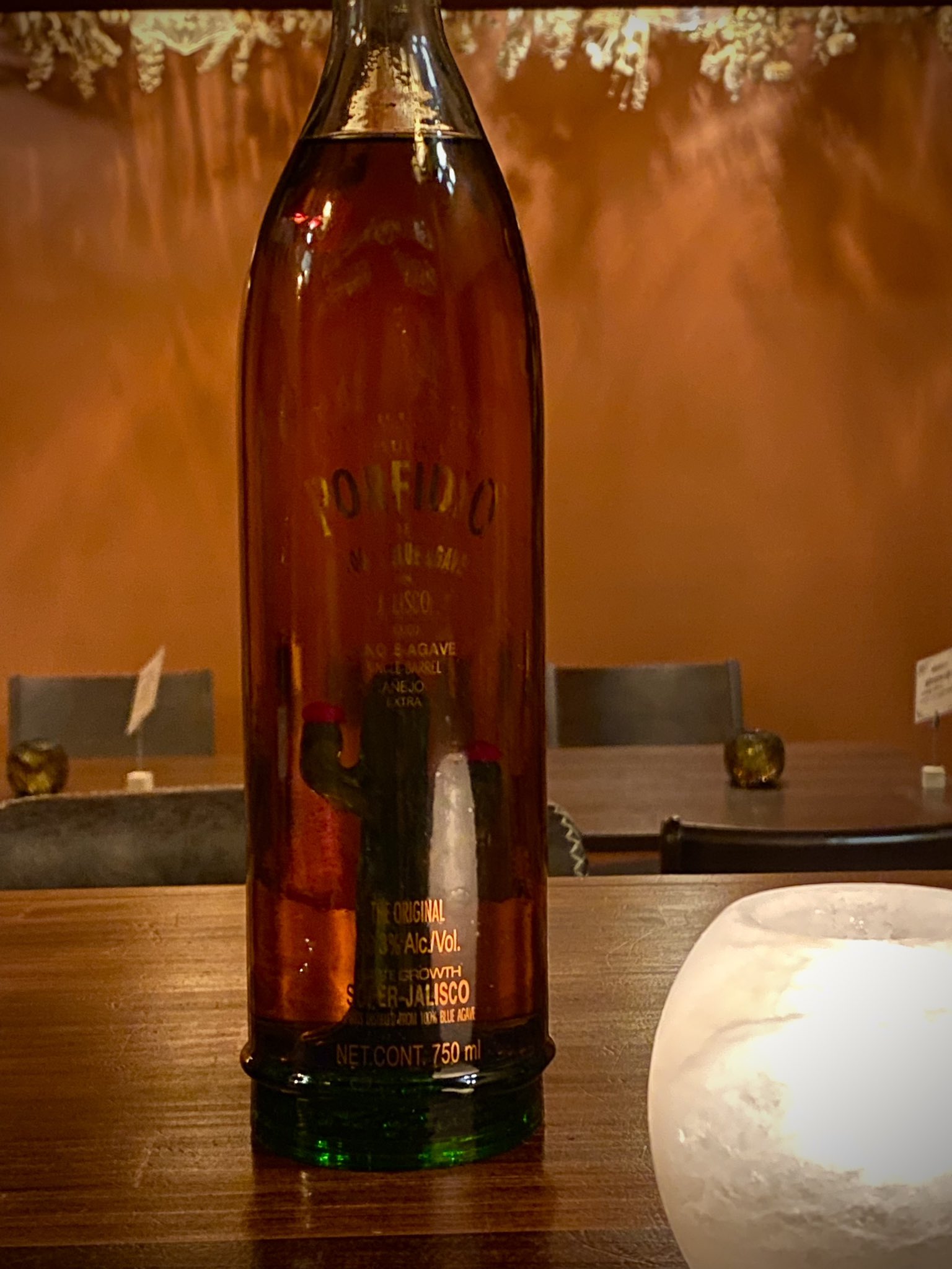 Cafe Bar Valier 犬がいるbar Twitterren 本日のお酒 テキーラ ポルフィディオ アネホ 美味しいテキーラとして特に有名なのがこちら 5年熟成の重厚感を味わったことがなければぜひ一度飲んでみて 琥珀色の液中で踊るサボテンに 世界中のセレブが魅了されています