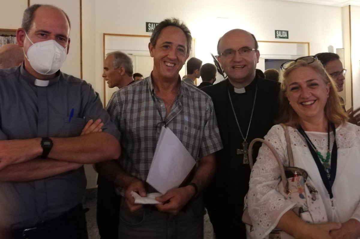 Algunos momentos de las Jornadas de Psicología y Espiritualidad de ayer. Hoy seguimos a partir de las 9,30. Podéis uniros online en directo a través de: youtube.com/Institutoteolo…