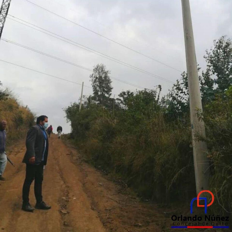 🔵🔴Quito se ilumina.
Las mesas de trabajo son Participación Ciudadana, desde mi competencia de legislar y fiscalizar,  acompañe a los vecinos del barrio El Rancho en  la colocación de postes para el alumbrado público y domiciliar, <a href="/ElectricaQuito/">Empresa Eléctrica Quito</a> beneficiando más de 60 familias.