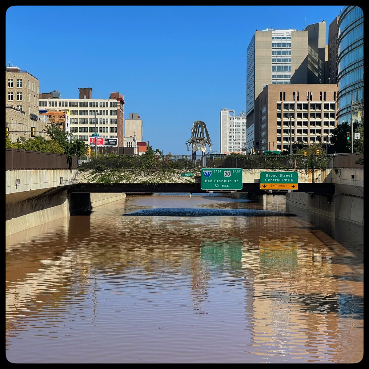 CSalas98's tweet photo. Exit Only 

Interstate 676 (Vine Street Expressway) in Center City Philadelphia. The interstate sustained extreme flooding as a result of Hurricane Ida. 

#Philly #Philadelphia #I676 #HurricaneIda #Flood https://t.co/3tEGyqT7pm
