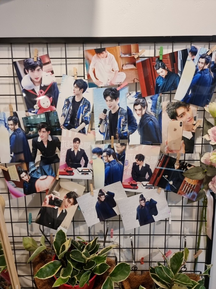 overfilled12's tweet photo. 𝙄'𝙡𝙡 𝙍𝙚𝙢𝙚𝙢𝙗𝙚𝙧 𝙒𝙃𝙓
오늘도 스페셜 메뉴 모두 준비되어 있습니다🙂
왕호헌 영역 시험지 OMR카드는 카운터 앞에 준비된 종이컵에 넣어주세요
음료마감은 8시 반입니다🙌🏻
#쉬엔쉬엔한_9월에_온_왕하오쉬엔
#I_will_remember_WHX
#皓月千里_轩你同行 https://t.co/5m20VUeyRq