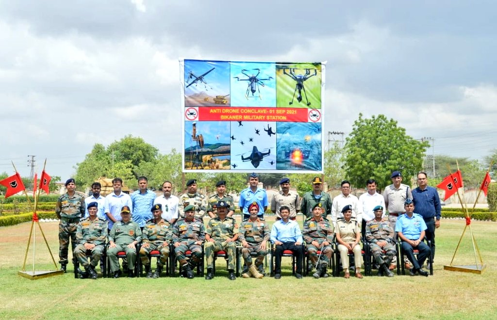 AntiDroneConclave chaired by GOC #RanbankuraDivision held at #Bikaner; attended by officers from CivilAdministration, @IGPBikaner,@IAF_MCC, @BSF_India & other IntelligenceAgencies; synergising efforts of all stakeholders for effective #CounterDrone response. 
#ChetakCorps 
@adgpi