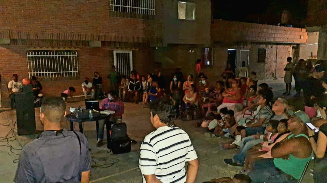 infanteibrahim's tweet photo. #02Sept La organización es clave para avanzar. #Hoy sostuvimos un conversatorio con las familias del edificio Líder de Lebrún, mcpio. Sucre, para iniciar el proceso de su constitución como Consejo Comunal. Venceremos! Viva la Patria! ✊#ComunaONada https://t.co/ZrTusLgEyJ