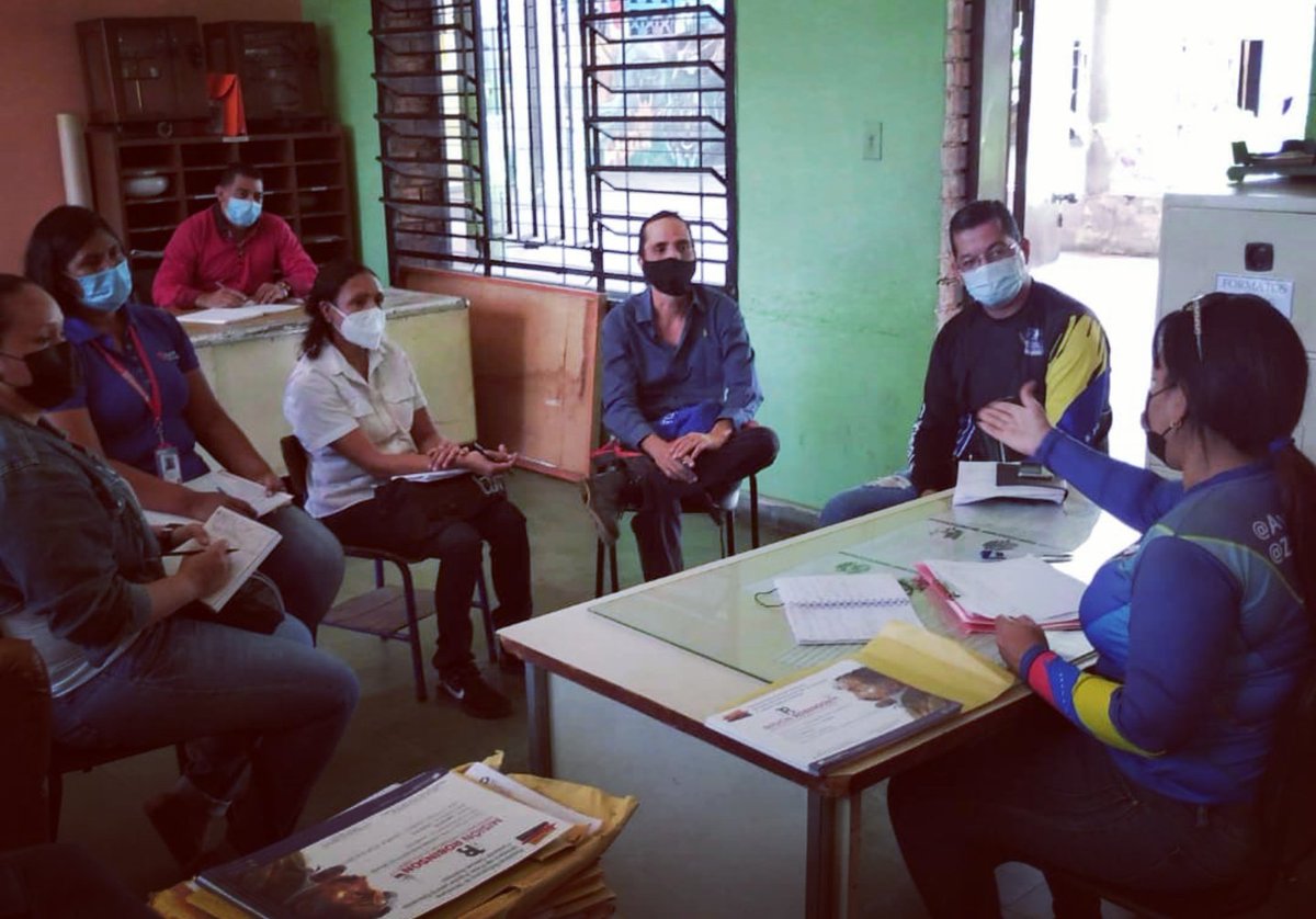 #Hoy | Sostuve una Reunión con los miembros de la Mesa Técnica de Infraestructura Escolar de nuestro Edo. #Carabobo para revisar avances y dar orientaciones emanadas por nuestra Min. @psuv_yelitze en aras de nuestro retorno feliz, seguro y progresivo a clases. 💪🏻🇻🇪 <a href="/NicolasMaduro/">Nicolás Maduro</a>